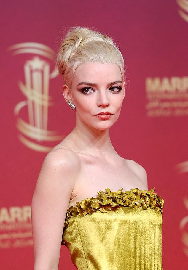 Её платье идеально облегало стройный стан, подчёркивая восхитительный силуэт. Грудь украшал искусный цветочный узор.