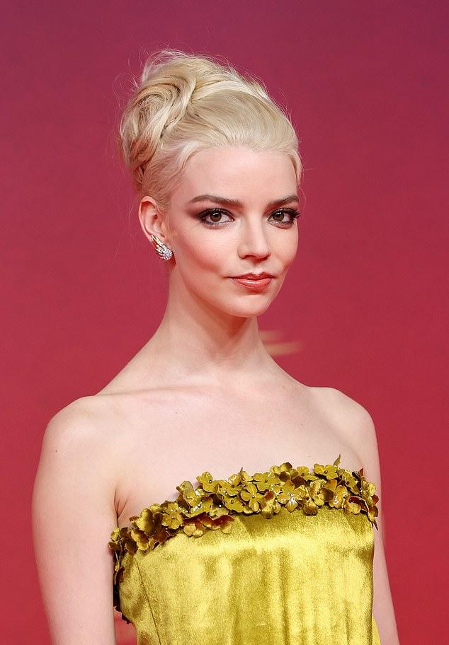 Анна произвела фурор в своем золотом плиссированном наряде, присоединившись к множеству звезд на роскошном фестивале.