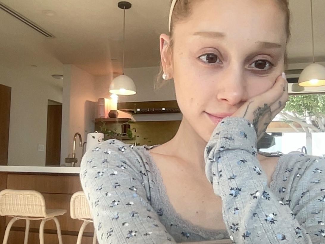 Ариана Гранде напомнила своим поклонникам об осторожности, прежде чем делать «опасные» комментарии, унижающие внешность