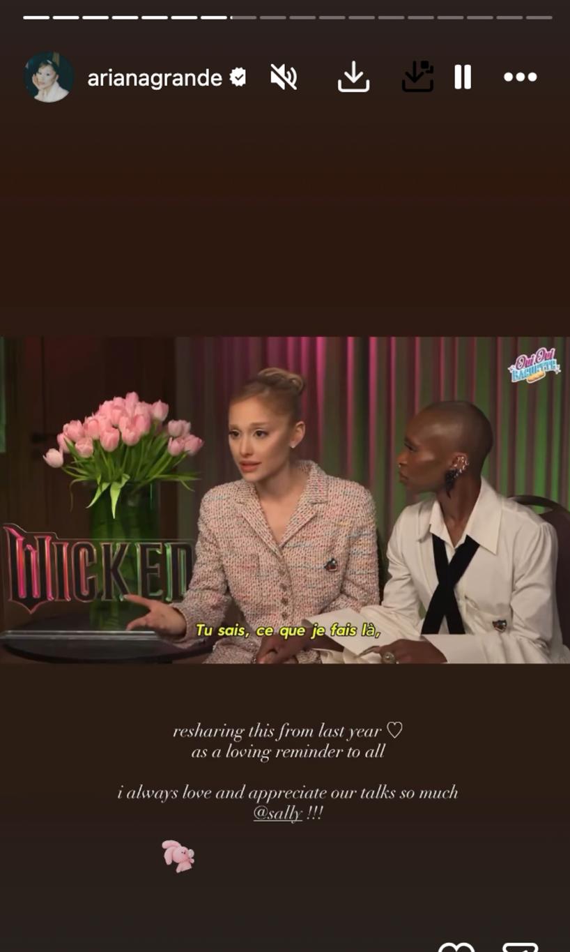 Ариана Гранде и еще один человек сидят за столом, отмеченным знаком "Wicked".