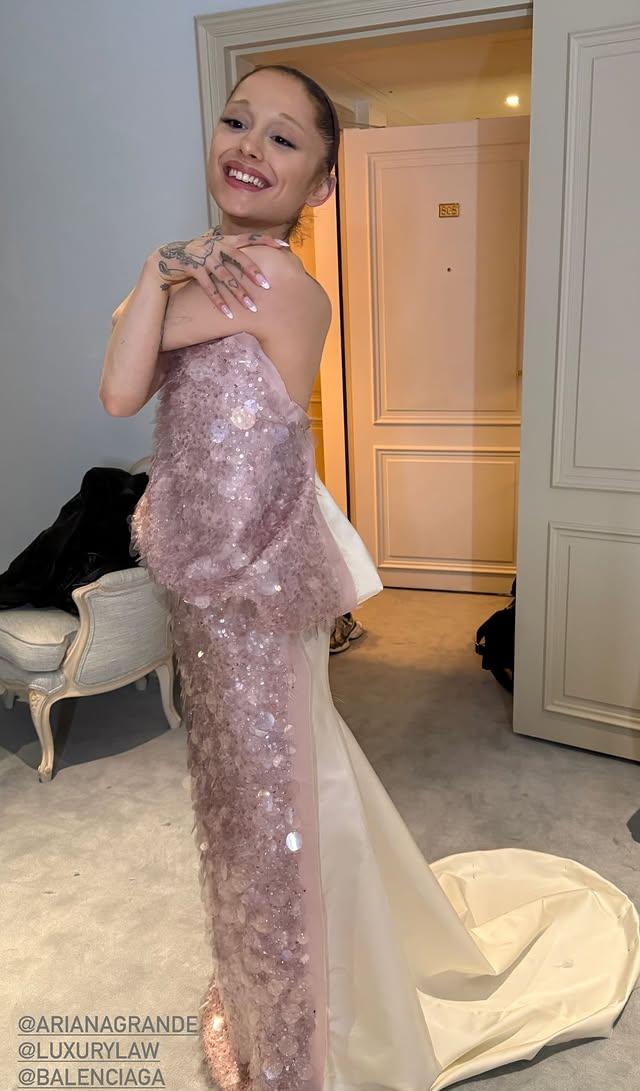 Ариана Гранде в розовом пайеточном платье без бретелек с белым шлейфом.