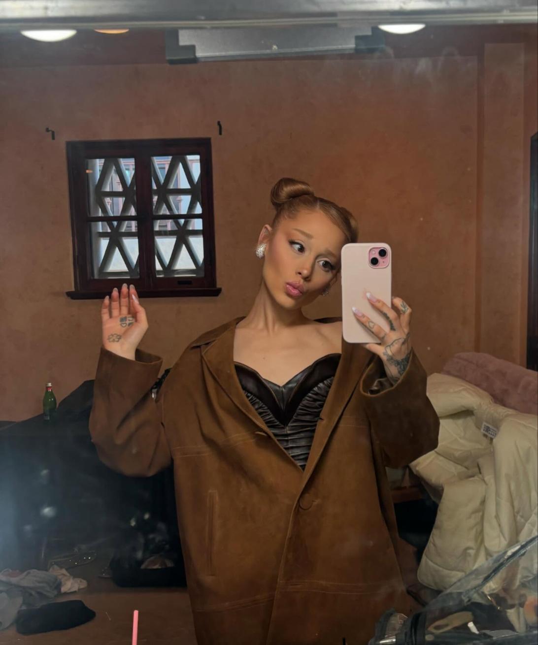 Ариана Гранде делает селфи у зеркала, кокетливо надув губы.