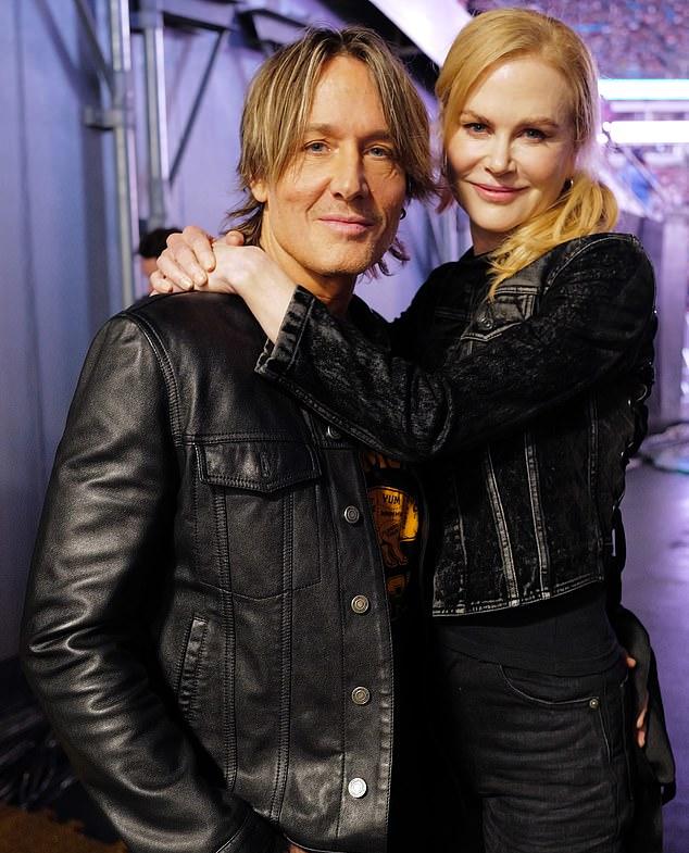 Австралийская красавица, живущая в Нэшвилле, наверняка почувствовала горечь одиночества в этот чисто американский праздник.