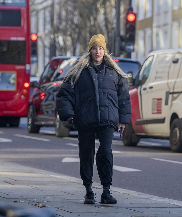 На днях 38-летнюю Элли Голдинг заметили в западном Лондоне в объемной куртке Miu Miu за £2,950, скрывавшей ее стройную фигуру.
