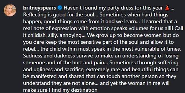 Исполнительница, похоже, намекнула на переживание "трудностей" в обширной подписи для 42 миллионов своих подписчиков.