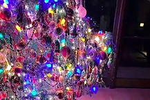 Бенни Бланко удивил Селену Гомес гламурными новогодними ёлками