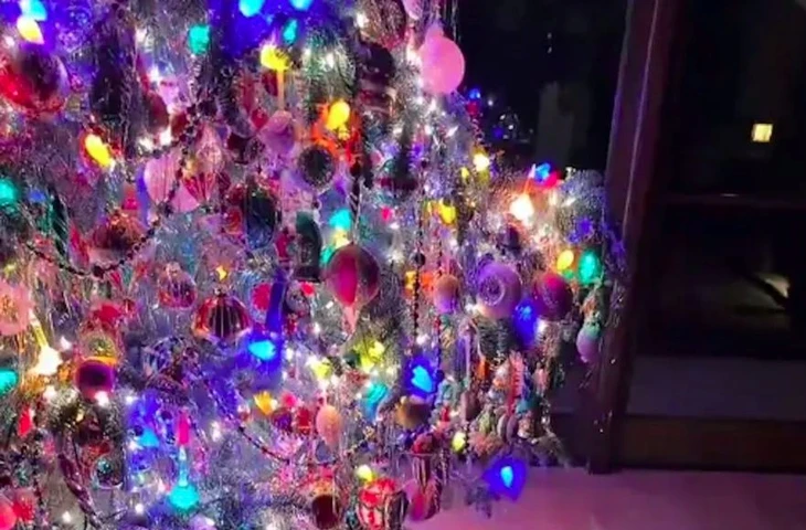 Бенни Бланко удивил Селену Гомес гламурными новогодними ёлками