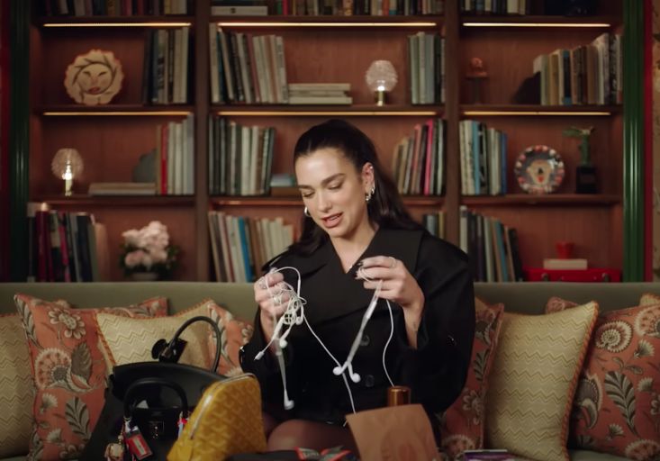 Возвращение ретро: от кнопочных телефонов до проводных наушников