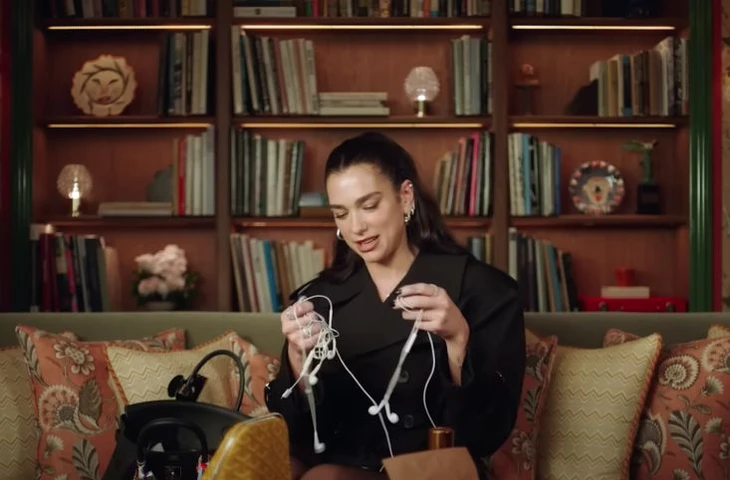 Возвращение ретро: от кнопочных телефонов до проводных наушников