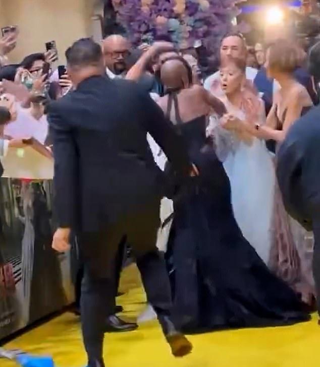 Синтия спасла Ариану от нападения безумного фаната на Сингапурской премьере 13 ноября.