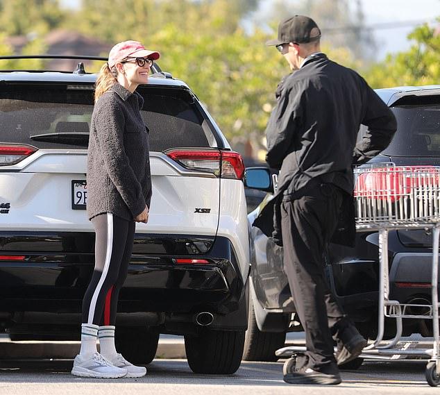 Дженнифер Гарнер Замечена за Покупками После Празднования Дня Благодарения с Бывшим Мужем и Детьми