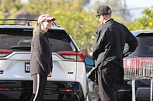 Дженнифер Гарнер Замечена за Покупками После Празднования Дня Благодарения с Бывшим Мужем и Детьми