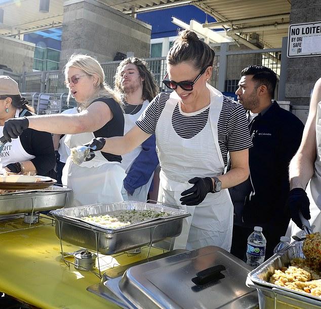 На День благодарения Дженнифер угощала бездомных праздничным обедом на Скид-Роу в Лос-Анджелесе.