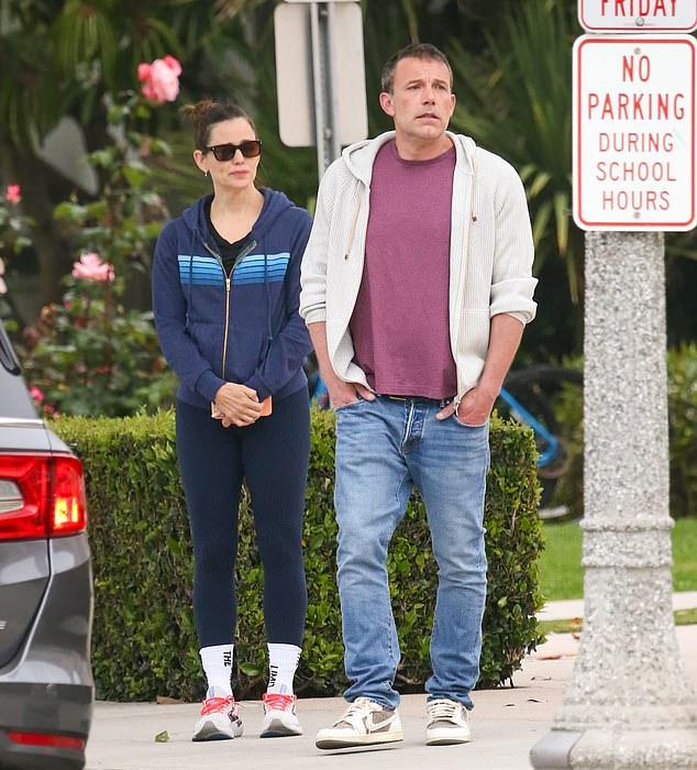 Бывших возлюбленных заметили неспешно прогуливающимися 11 июня 2024 года.