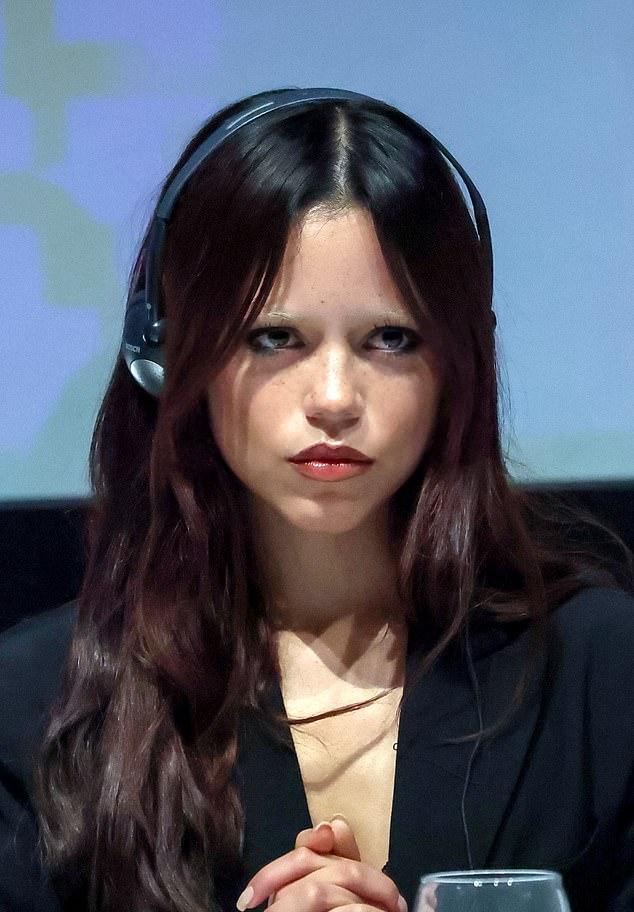 Дженна Ортега прямо выразила опасения по поводу спорного бума ИИ в Голливуде, видя в этом опасный путь для индустрии (29 ноября 2025 г.).