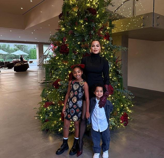 Хлои также поделилась множеством очаровательных снимков, где позирует со своими двумя детьми, несколькими племянницами и племянником.