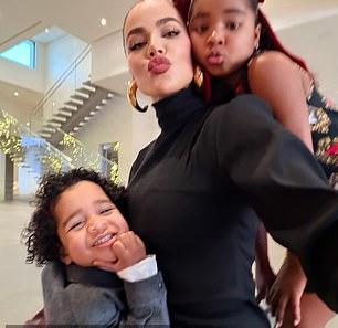 41-летняя основательница Good American сияла от гордости, позируя с дочерью Тру (7) и сыном Тейтумом (3).