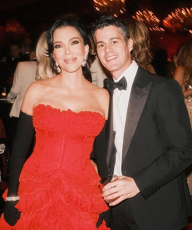 Матриарх Кардашьян-Дженнер поразила новым обликом после подтяжки лица у доктора Левина, заметно отличающимся от её образа на 70-летие, как видно на недавних фото.