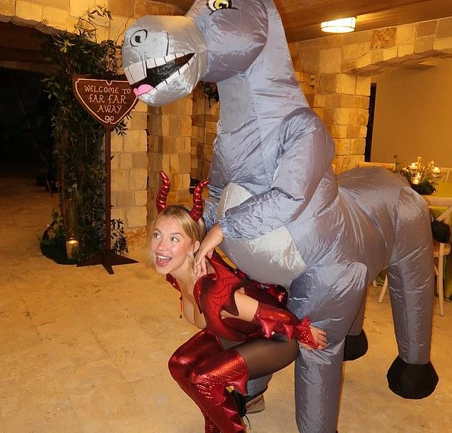 Для Шрексгивинга звезда «Эйфории» выбрала образ Дракона: глубокое красное боди с пайетками, черные колготки, шпильки и рогатый ободок.