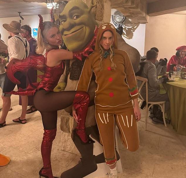 Суини с удовольствием окунулась в шутливое перевоплощение, позируя под надувным Ослом и обнимая картонного Шрека на празднике.