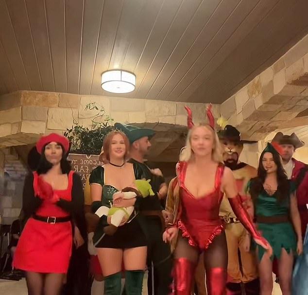 На групповых фото друзья предстали в образах персонажей Шрека: Пряничного человечка, Пиноккио, Фионы, Кота в сапогах, Лорда Фаркуада и Робин Гуда.