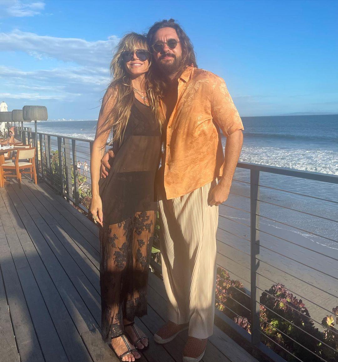 Хайди Клум с супругом Томом Каулитцем фотографируются с видом на бескрайний океан.