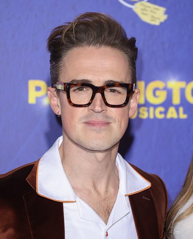 Джоан Коллинз и ее муж Перси Гибсон совершили эффектный выход, возглавив звездный состав на премьере мюзикла «Паддингтон» в театре «Савой»