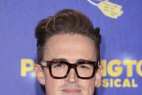 Джоан Коллинз и ее муж Перси Гибсон совершили эффектный выход, возглавив звездный состав на премьере мюзикла «Паддингтон» в театре «Савой»