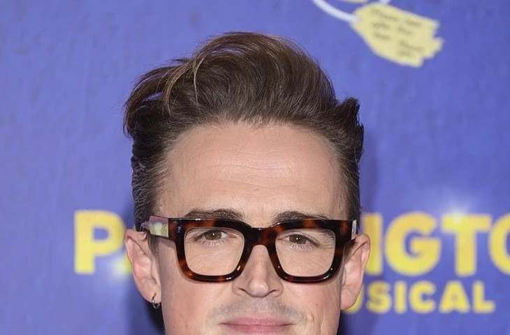 Джоан Коллинз и ее муж Перси Гибсон совершили эффектный выход, возглавив звездный состав на премьере мюзикла «Паддингтон» в театре «Савой»