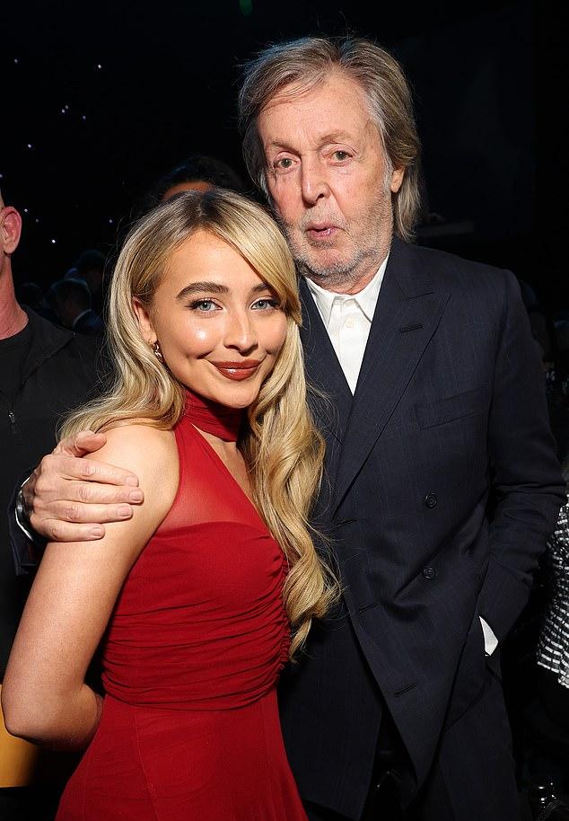 Сабрина Карпентер пережила знаковое воссоединение за кулисами со своим кумиром, сэром Полом Маккартни, на его туре GOT BACK 2025 (2024).