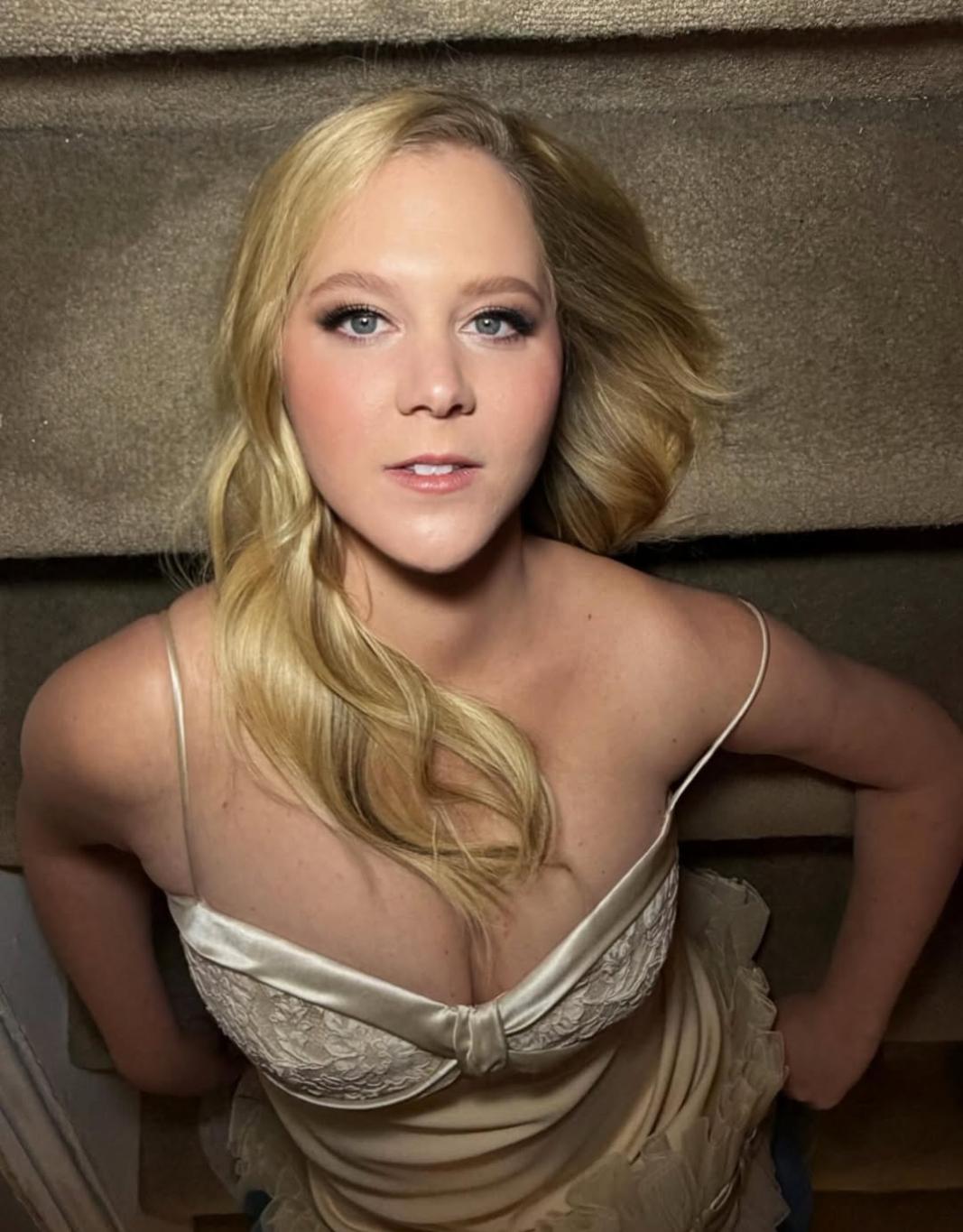 Эми Шумер эффектно позирует в откровенном платье на лестнице.