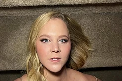 Эми Шумер демонстрирует свою впечатляющую потерю веса в крошечном желтом мини-платье