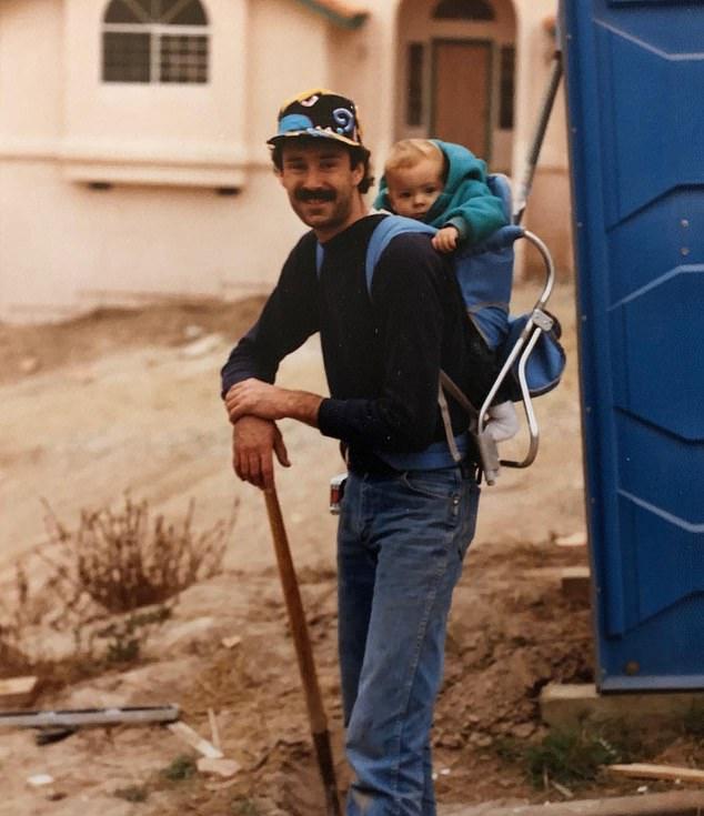 Дэвида (на фото с младенцем Заком) обязали выплатить бывшей жене крупную сумму, а ежемесячные супружеские алименты действуют до сих пор.