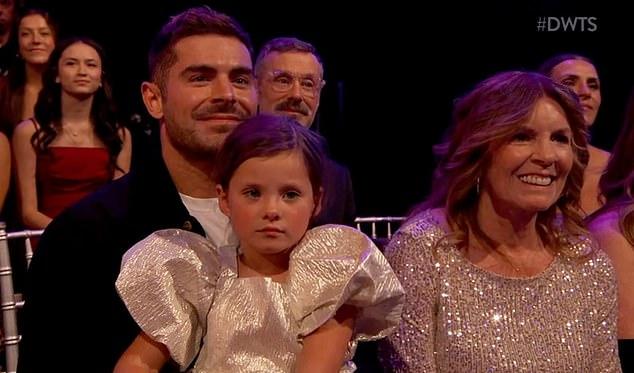 Зак (изображенный с сестрой Оливией и матерью Баскетт) поддержал брата Дилана на «Танцах со звездами» в этом месяце.