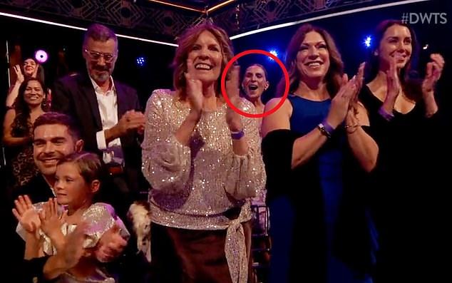 18 ноября Зак Эфрон удивил семью, появившись с мамой Старлой Баскетт, мачехой Дженни Хнатов (обведена), отцом Дэвидом и сводной сестрой Оливией.