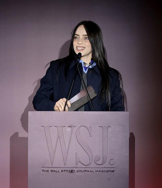 Это произошло после того, как Айлиш особо отметила его и других миллиардеров, принимая награду на WSJ Innovator Awards в конце октября.