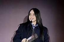 Билли Айлиш изменилась до неузнаваемости, отказавшись от своего фирменного мешковатого образа на выходных