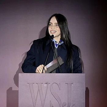 Билли Айлиш изменилась до неузнаваемости, отказавшись от своего фирменного мешковатого образа на выходных