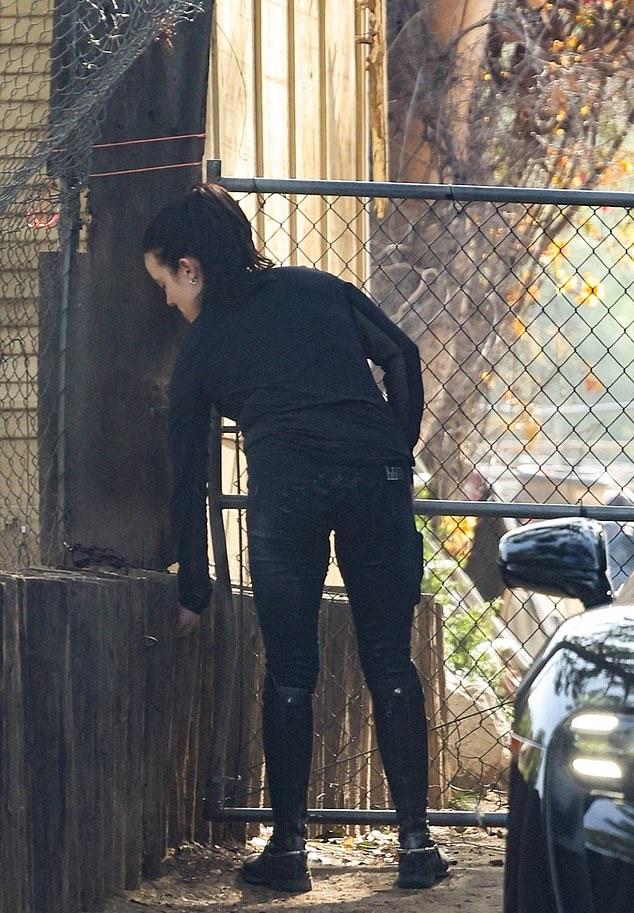 23-летняя певица "Birds of a Feather" выбрала полностью черный образ: водолазка, облегающие брюки и жокейские сапоги.