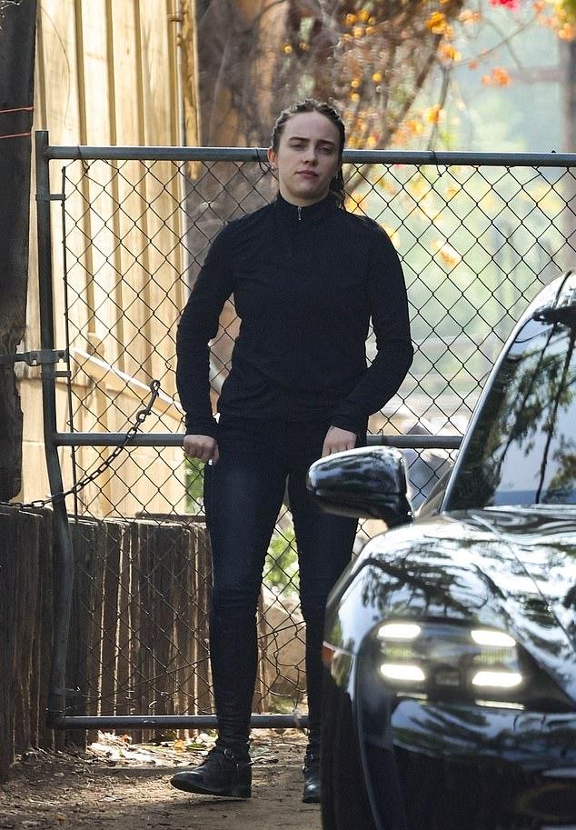 Билли Айлиш была неузнаваема, отказавшись в выходные от своего фирменного мешковатого стиля.