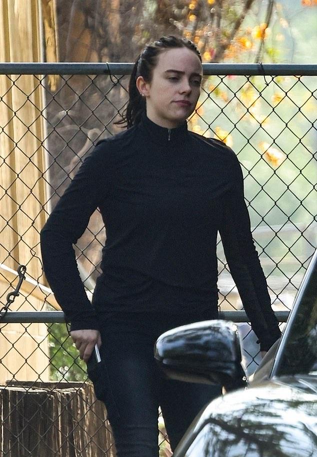 Отметив День благодарения, поп-звезда отдохнула в Лос-Анджелесе, катаясь верхом в облегающем конном костюме.