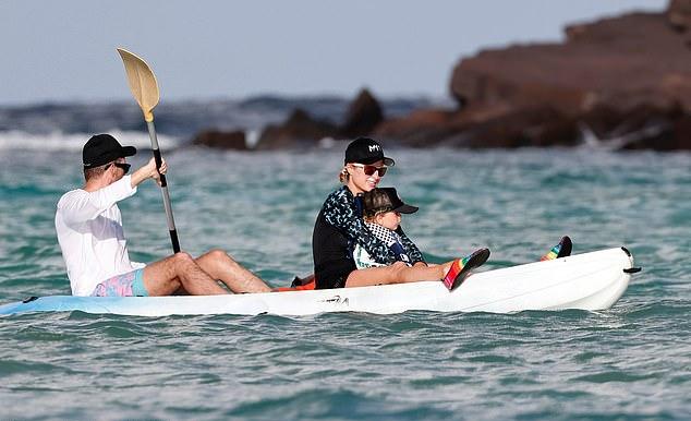 Пэрис Хилтон и Картер Реум провели семейный отдых на каяке на острове Сен-Барт в выходные, посвященные Дню благодарения