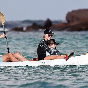 Пэрис Хилтон и Картер Реум провели семейный отдых на каяке на острове Сен-Барт в выходные, посвященные Дню благодарения
