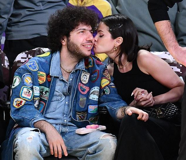 33-летняя певица и актриса целовалась с 37-летним продюсером у корта на Crypto.com Arena в Лос-Анджелесе.