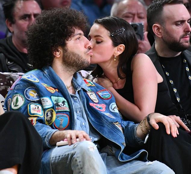 Селена и Бенни наслаждались игрой, а звезда ранее показала фанатам их первый супружеский День Благодарения.