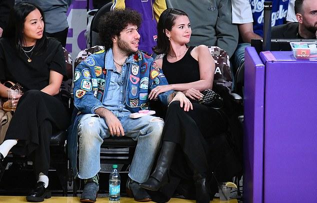 Бенни контрастировал своим приземленным тройным джинсовым образом: курткой с яркими вышитыми нашивками и крутыми темными замшевыми ковбойскими сапогами.