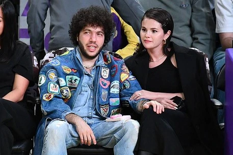 Селена Гомес и Бенни Бланко отметили двухмесячную годовщину брака нежным поцелуем на матче Lakers