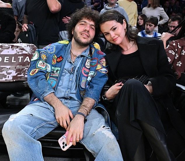 Селена Гомес и Бенни Бланко нежно поцеловались в воскресенье, отмечая два месяца брака на матче «Лейкерс» против «Пеликанс».