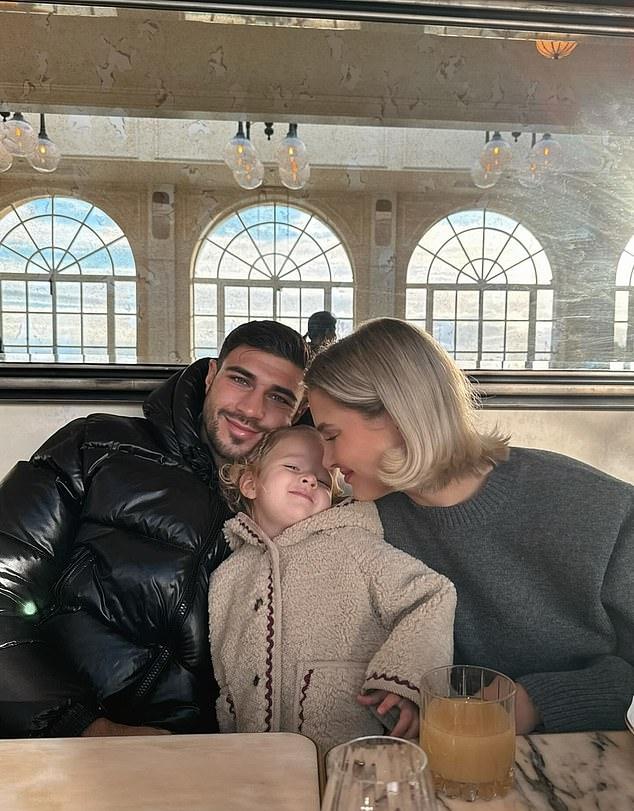 Молли-Мэй Хейг призналась, что пережила непростые выходные, когда заболели ее партнер Томми Фьюри и их дочь Бэмби