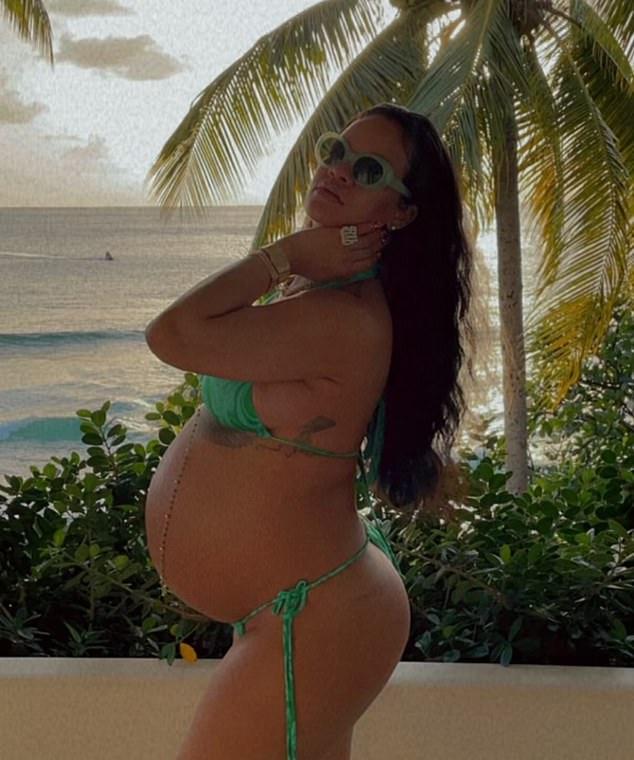 Рианна (37) поделилась неизданными беременными фото в бикини в Instagram в понедельник, отмечая 59-летие независимости Барбадоса.